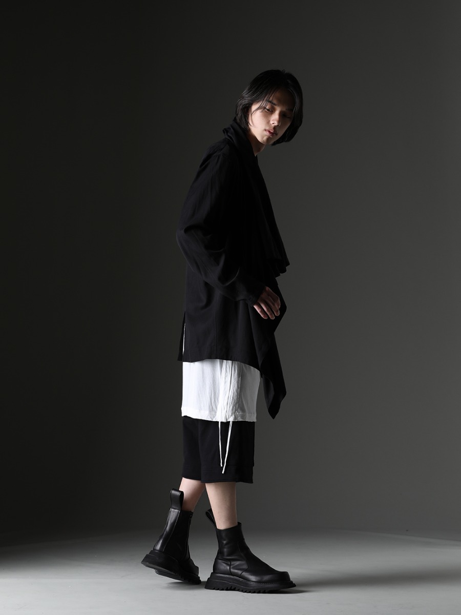 JULIUS / WERKSTATT:MÜNCHEN - Attractive avant-garde styling - 819SHM1-black(Rayon/Cotton Cloth Drape shirt Black) 819CUM4-offwhite(Cotton/Cupro Jersey Drawcord Short Sleeve T-Shirt Off White) M9083(Shoulder Bag #2) M1223(Ring combination leaves) M2713(Bracelet Curb Chain Memories) 819PAM9-black(Cotton Sweat Cargo Shorts Black) 807FWM2(Cow Skin Side Zip Boots) - 1-002