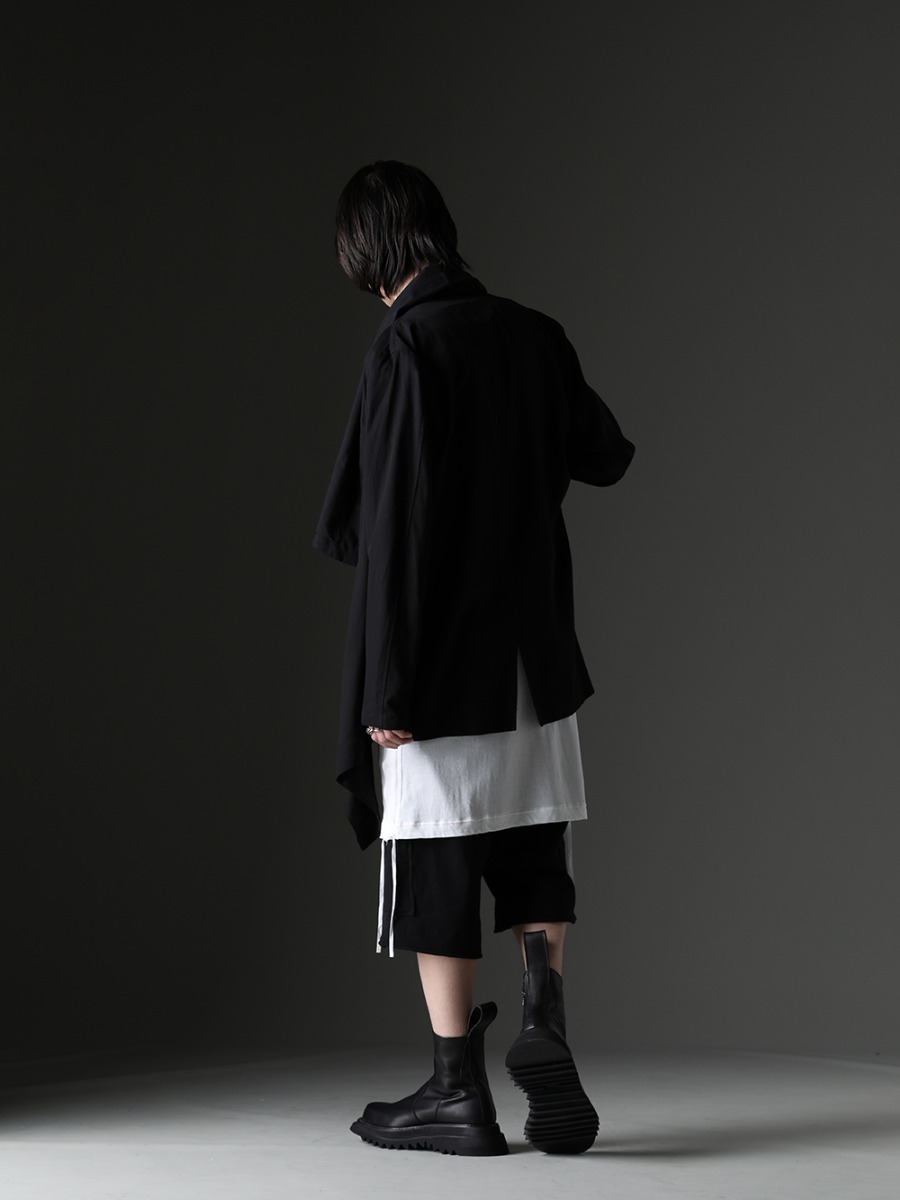 JULIUS / WERKSTATT:MÜNCHEN - Attractive avant-garde styling - 819SHM1-black(Rayon/Cotton Cloth Drape shirt Black) 819CUM4-offwhite(Cotton/Cupro Jersey Drawcord Short Sleeve T-Shirt Off White) M9083(Shoulder Bag #2) M1223(Ring combination leaves) M2713(Bracelet Curb Chain Memories) 819PAM9-black(Cotton Sweat Cargo Shorts Black) 807FWM2(Cow Skin Side Zip Boots) - 1-003