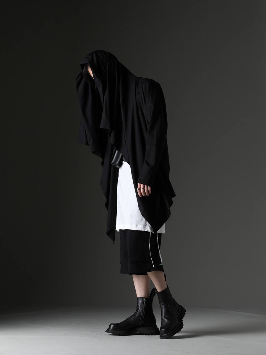 JULIUS / WERKSTATT:MÜNCHEN - Attractive avant-garde styling - 819SHM1-black(Rayon/Cotton Cloth Drape shirt Black) 819CUM4-offwhite(Cotton/Cupro Jersey Drawcord Short Sleeve T-Shirt Off White) M9083(Shoulder Bag #2) M1223(Ring combination leaves) M2713(Bracelet Curb Chain Memories) 819PAM9-black(Cotton Sweat Cargo Shorts Black) 807FWM2(Cow Skin Side Zip Boots) - 1-004