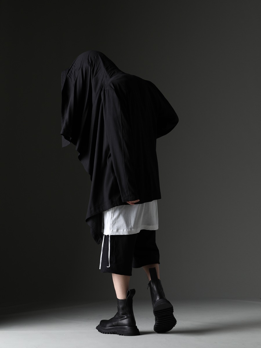 JULIUS / WERKSTATT:MÜNCHEN - Attractive avant-garde styling - 819SHM1-black(Rayon/Cotton Cloth Drape shirt Black) 819CUM4-offwhite(Cotton/Cupro Jersey Drawcord Short Sleeve T-Shirt Off White) M9083(Shoulder Bag #2) M1223(Ring combination leaves) M2713(Bracelet Curb Chain Memories) 819PAM9-black(Cotton Sweat Cargo Shorts Black) 807FWM2(Cow Skin Side Zip Boots) - 1-005