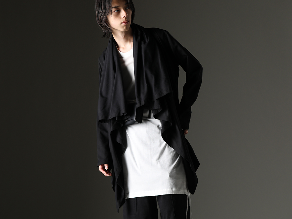 JULIUS / WERKSTATT:MÜNCHEN - Patterns and fabrics that combine practicality and design - 819SHM1-black(Rayon/Cotton Cloth Drape shirt Black) 819CUM4-offwhite(Cotton/Cupro Jersey Drawcord Short Sleeve T-Shirt Off White) M9083(Shoulder Bag #2) - 2-001