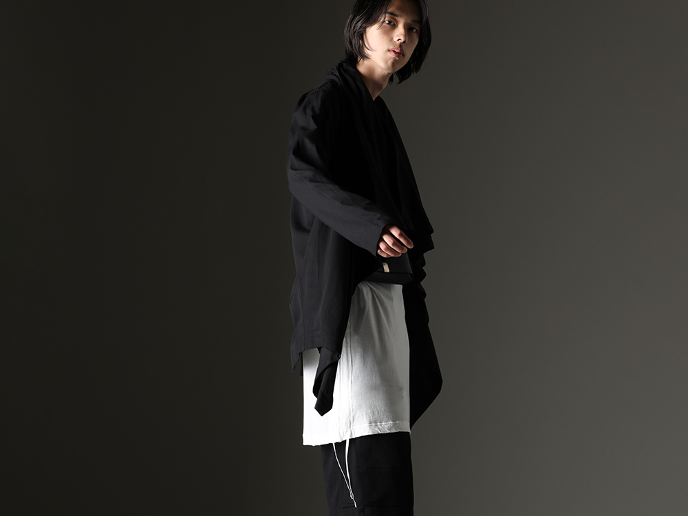 JULIUS / WERKSTATT:MÜNCHEN - Patterns and fabrics that combine practicality and design - 819SHM1-black(Rayon/Cotton Cloth Drape shirt Black) 819CUM4-offwhite(Cotton/Cupro Jersey Drawcord Short Sleeve T-Shirt Off White) M9083(Shoulder Bag #2) - 2-002