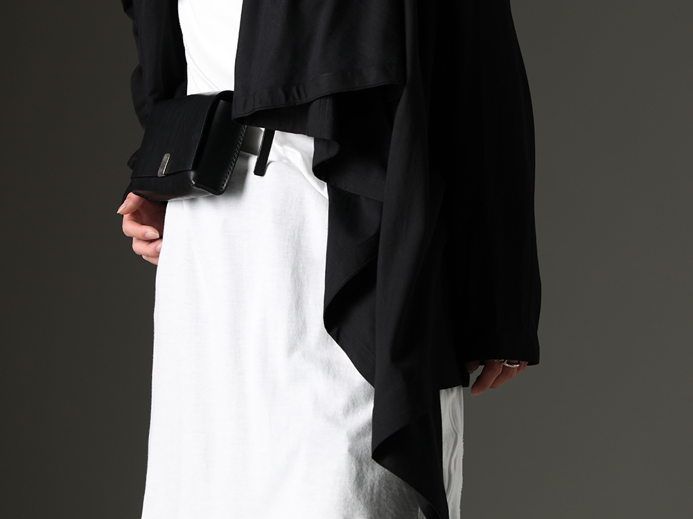 JULIUS / WERKSTATT:MÜNCHEN - Patterns and fabrics that combine practicality and design - 819SHM1-black(Rayon/Cotton Cloth Drape shirt Black) 819CUM4-offwhite(Cotton/Cupro Jersey Drawcord Short Sleeve T-Shirt Off White) M9083(Shoulder Bag #2) - 2-006
