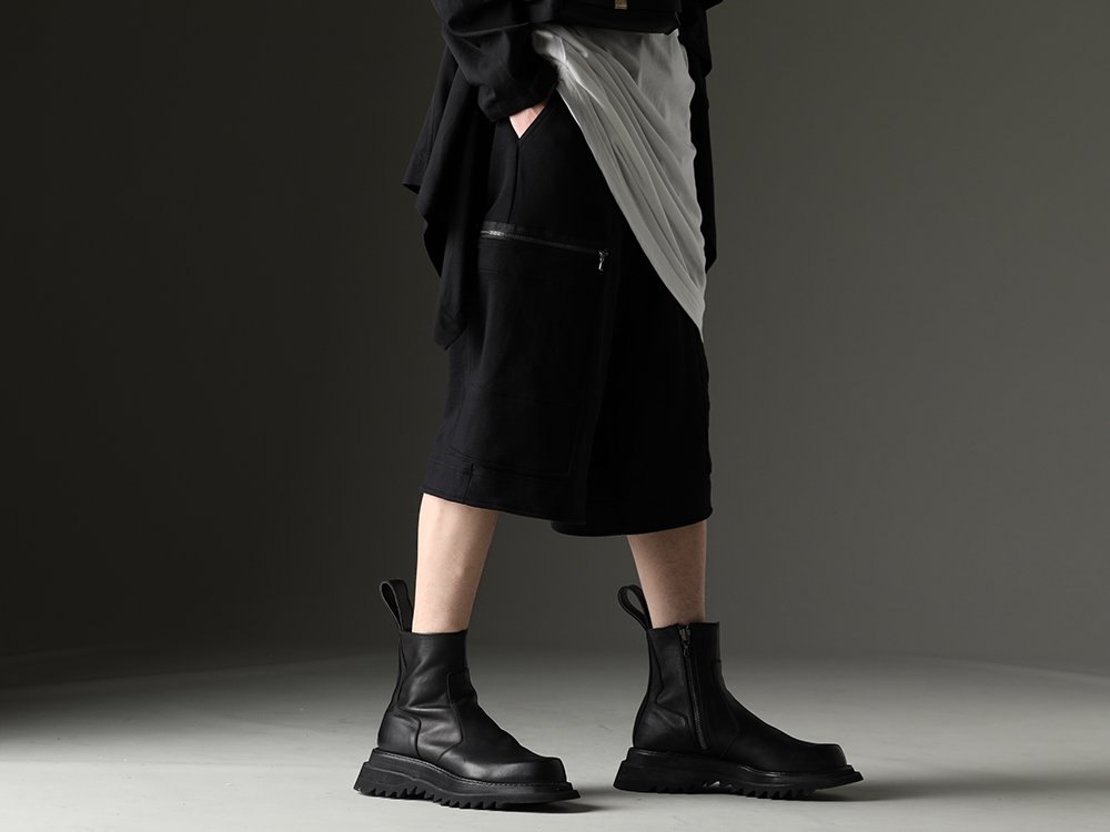 JULIUS - Layer in balanced way to complete your outfit - 819PAM9-black(Cotton Sweat Cargo Shorts Black) 807FWM2(Cow Skin Side Zip Boots) - 3-002