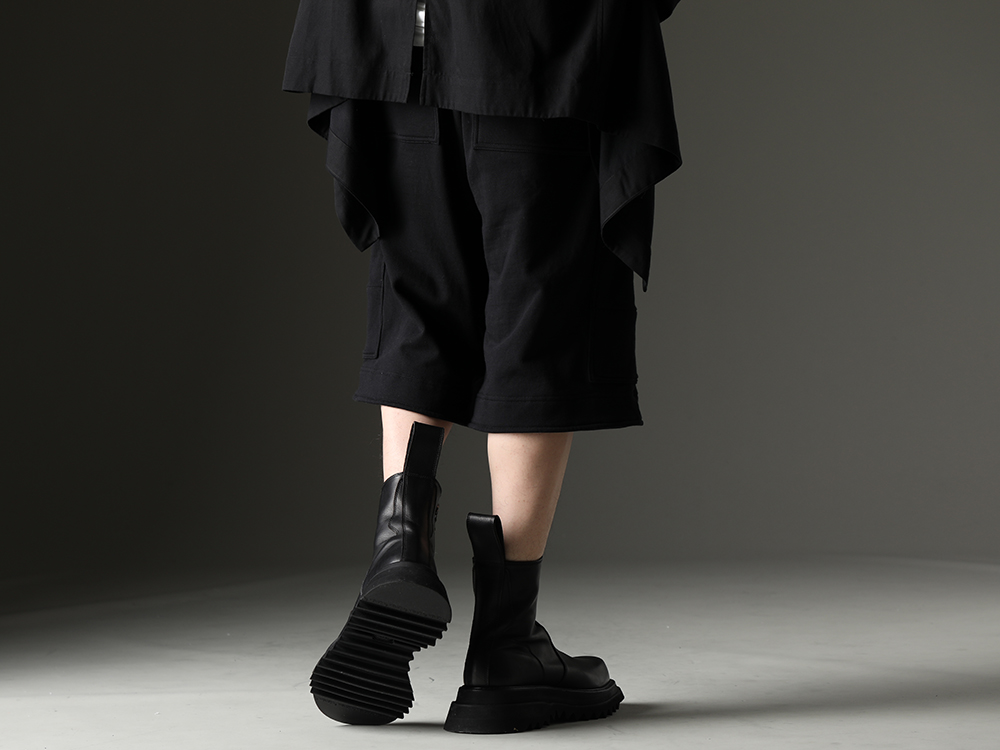 JULIUS - Layer in balanced way to complete your outfit - 819PAM9-black(Cotton Sweat Cargo Shorts Black) 807FWM2(Cow Skin Side Zip Boots) - 3-003