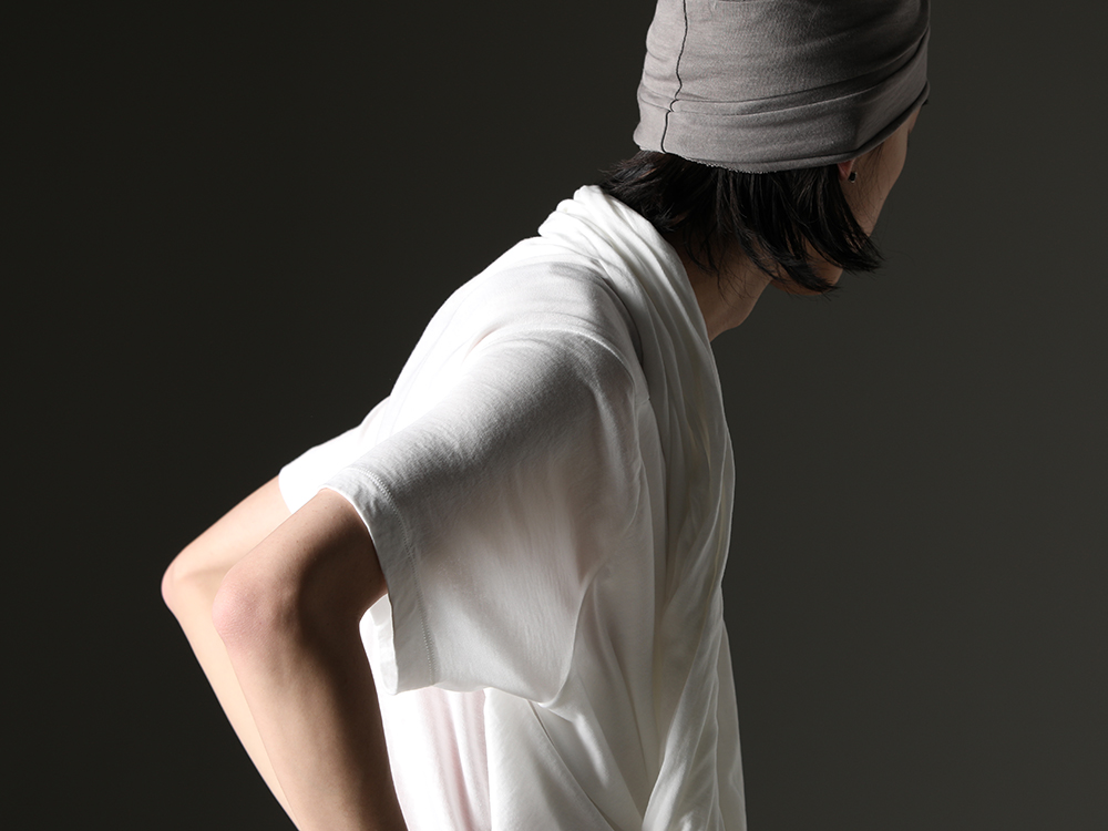 JULIUS - The contrast between the beautiful fabric and the uneven dyed fabric - 819CUM5-offwhite(Cotton/Cupro Jersey Drape Neck Short Sleeve T-Shirt Off White) 819ACU3-gray(Cotton/Cupro Jersey Hair Band Gray) - 2-005