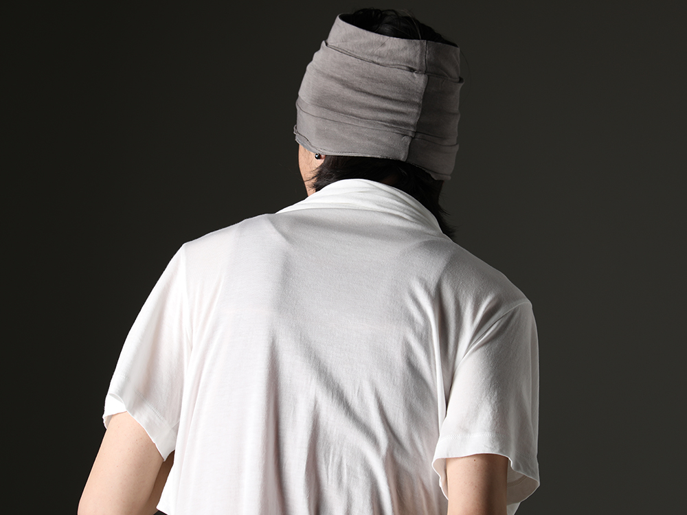 JULIUS - The contrast between the beautiful fabric and the uneven dyed fabric - 819CUM5-offwhite(Cotton/Cupro Jersey Drape Neck Short Sleeve T-Shirt Off White) 819ACU3-gray(Cotton/Cupro Jersey Hair Band Gray) - 2-007