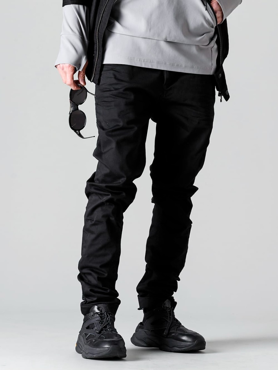 RIPVANWINKLE 2023SS A standard silhouette pair in a high-power chino material. Solid black light-crash jeans that are different from pure black RW-507 - Light Crash Jeans Solid Black - SCV879C001 - Fair Wind Light 3-001
