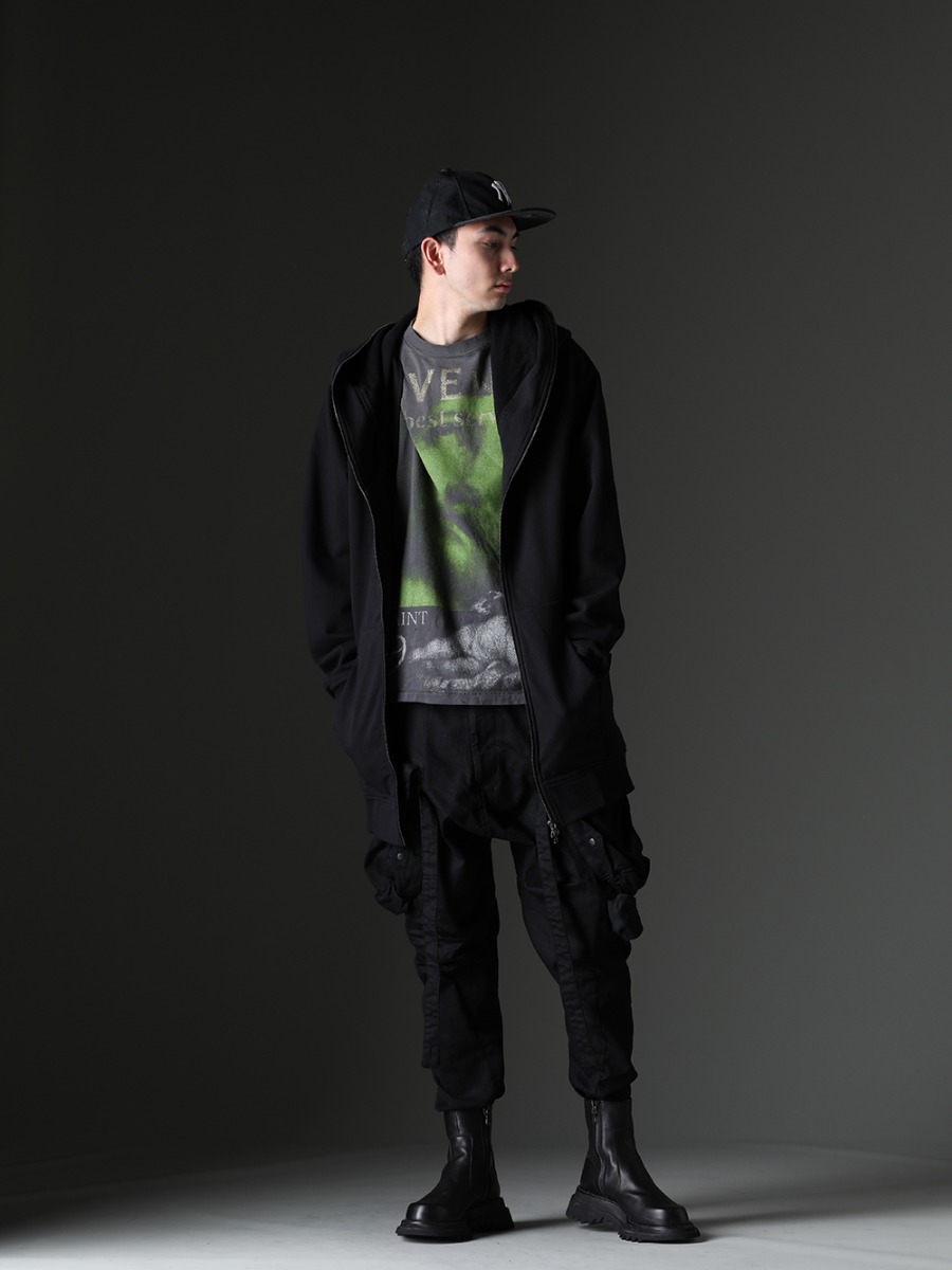JULIUS - ユリウス / SAINT M×××××× - セントマイケル / ニュークリア - NVCLEAR - オールジャンルに活躍するジップアップフーディー - ジャンルをあえて統一しないデイリーなコーディネート - 819CUM1-black(フロントジップ スウェットフーディー ブラック) SM-S23-0000-085(SAINT M×××××× - セントマイケル × ベルベルジン REVENGE ショートスリーブTシャツ) NV_002-Black-Dye(NVロゴ フロント アーミーコットンキャップ ブラックダイ) 818PAM15-BK(The R 別注 10.5oz ストレッチデニム ガスマスク カーゴパンツ) 807FWM2(カウスキン サイドジップブーツ) - 1-001
