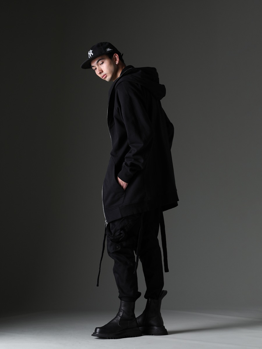 JULIUS - ユリウス / SAINT M×××××× - セントマイケル / ニュークリア - NVCLEAR - ジャンルをあえて統一しないデイリーなコーディネート - 819CUM1-black(フロントジップ スウェットフーディー ブラック) SM-S23-0000-085(SAINT M×××××× - セントマイケル × ベルベルジン REVENGE ショートスリーブTシャツ) NV_002-Black-Dye(NVロゴ フロント アーミーコットンキャップ ブラックダイ) 818PAM15-BK(The R 別注 10.5oz ストレッチデニム ガスマスク カーゴパンツ) 807FWM2(カウスキン サイドジップブーツ) - 1-002