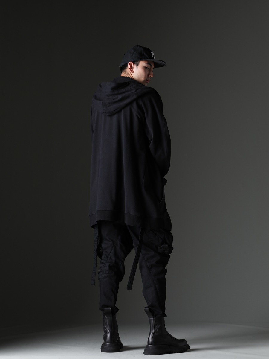 JULIUS - ユリウス / SAINT M×××××× - セントマイケル / ニュークリア - NVCLEAR - ジャンルをあえて統一しないデイリーなコーディネート - 819CUM1-black(フロントジップ スウェットフーディー ブラック) SM-S23-0000-085(SAINT M×××××× - セントマイケル × ベルベルジン REVENGE ショートスリーブTシャツ) NV_002-Black-Dye(NVロゴ フロント アーミーコットンキャップ ブラックダイ) 818PAM15-BK(The R 別注 10.5oz ストレッチデニム ガスマスク カーゴパンツ) 807FWM2(カウスキン サイドジップブーツ) - 1-004