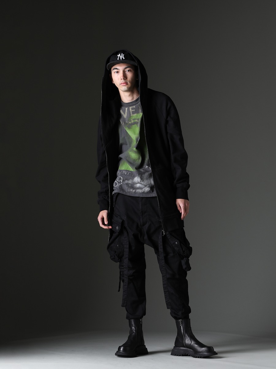 JULIUS - ユリウス / SAINT M×××××× - セントマイケル / ニュークリア - NVCLEAR - ジャンルをあえて統一しないデイリーなコーディネート - 819CUM1-black(フロントジップ スウェットフーディー ブラック) SM-S23-0000-085(SAINT M×××××× - セントマイケル × ベルベルジン REVENGE ショートスリーブTシャツ) NV_002-Black-Dye(NVロゴ フロント アーミーコットンキャップ ブラックダイ) 818PAM15-BK(The R 別注 10.5oz ストレッチデニム ガスマスク カーゴパンツ) 807FWM2(カウスキン サイドジップブーツ) - 1-005