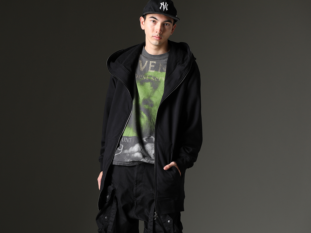 JULIUS - ユリウス / SAINT M×××××× - セントマイケル / ニュークリア - NVCLEAR 細かなディテールが着こなしにバリエーションを生む - 819CUM1-black(フロントジップ スウェットフーディー ブラック) SM-S23-0000-085(SAINT M×××××× - セントマイケル × ベルベルジン REVENGE ショートスリーブTシャツ) NV_002-Black-Dye(NVロゴ フロント アーミーコットンキャップ ブラックダイ) - 2-001