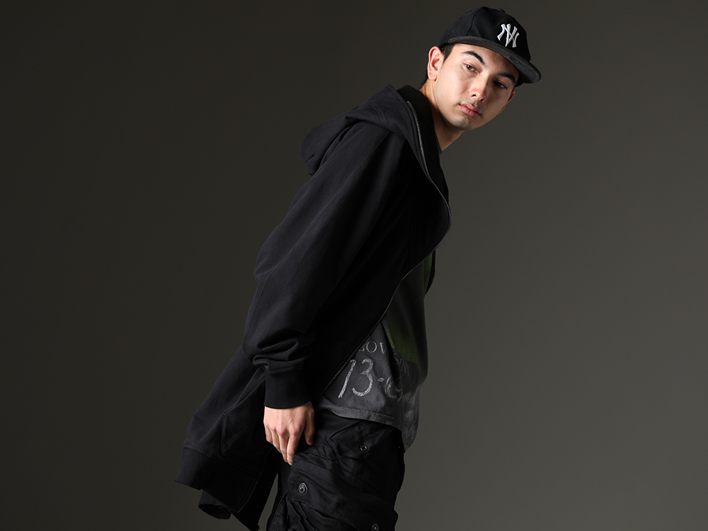 JULIUS - ユリウス / SAINT M×××××× - セントマイケル / ニュークリア - NVCLEAR 細かなディテールが着こなしにバリエーションを生む - 819CUM1-black(フロントジップ スウェットフーディー ブラック) SM-S23-0000-085(SAINT M×××××× - セントマイケル × ベルベルジン REVENGE ショートスリーブTシャツ) NV_002-Black-Dye(NVロゴ フロント アーミーコットンキャップ ブラックダイ) - 2-002