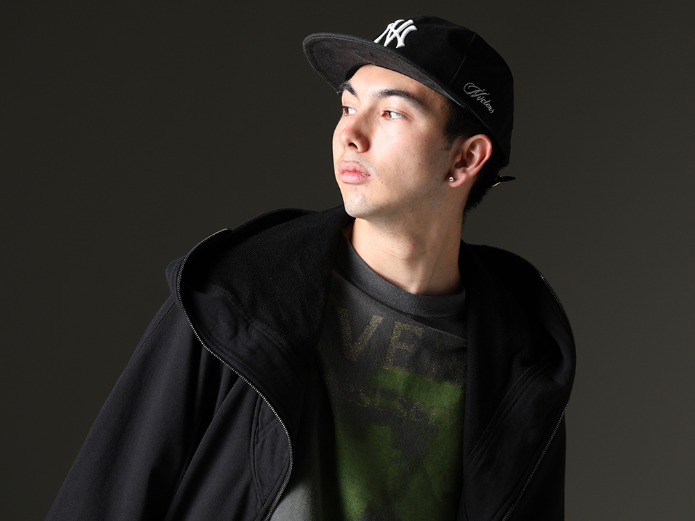 JULIUS - ユリウス / SAINT M×××××× - セントマイケル / ニュークリア - NVCLEAR 細かなディテールが着こなしにバリエーションを生む - 819CUM1-black(フロントジップ スウェットフーディー ブラック) SM-S23-0000-085(SAINT M×××××× - セントマイケル × ベルベルジン REVENGE ショートスリーブTシャツ) NV_002-Black-Dye(NVロゴ フロント アーミーコットンキャップ ブラックダイ) - 2-004