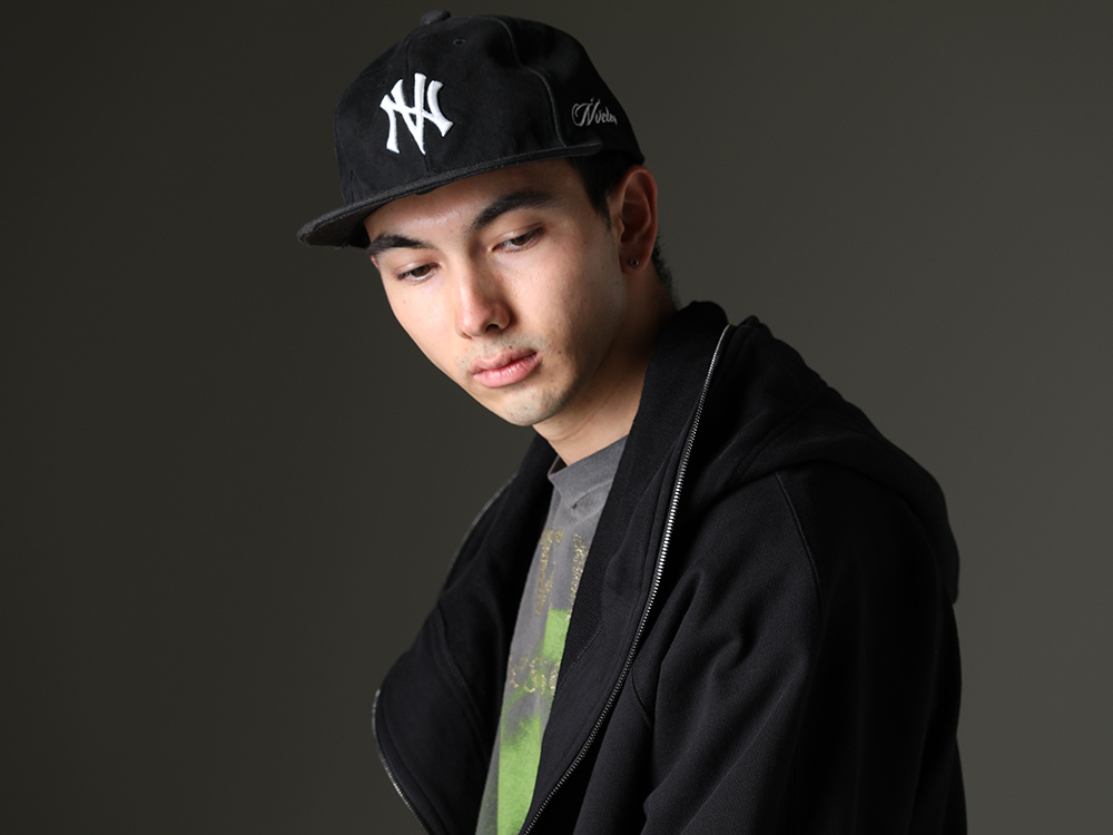 JULIUS - ユリウス / SAINT M×××××× - セントマイケル / ニュークリア - NVCLEAR 細かなディテールが着こなしにバリエーションを生む - 819CUM1-black(フロントジップ スウェットフーディー ブラック) SM-S23-0000-085(SAINT M×××××× - セントマイケル × ベルベルジン REVENGE ショートスリーブTシャツ) NV_002-Black-Dye(NVロゴ フロント アーミーコットンキャップ ブラックダイ) - 2-005