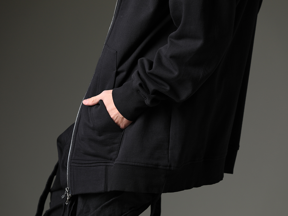 JULIUS - ユリウス 細かなディテールが着こなしにバリエーションを生む - 819CUM1-black(フロントジップ スウェットフーディー ブラック) - 2-006