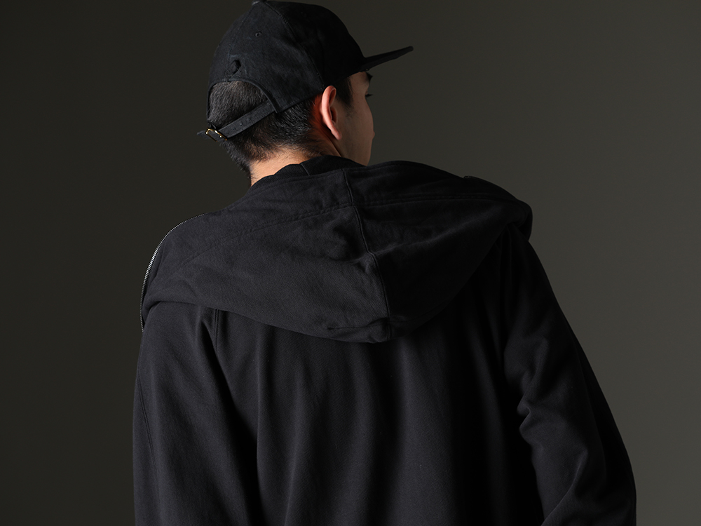 JULIUS - ユリウス / ニュークリア - NVCLEAR 細かなディテールが着こなしにバリエーションを生む - 819CUM1-black(フロントジップ スウェットフーディー ブラック) NV_002-Black-Dye(NVロゴ フロント アーミーコットンキャップ ブラックダイ) - 2-007