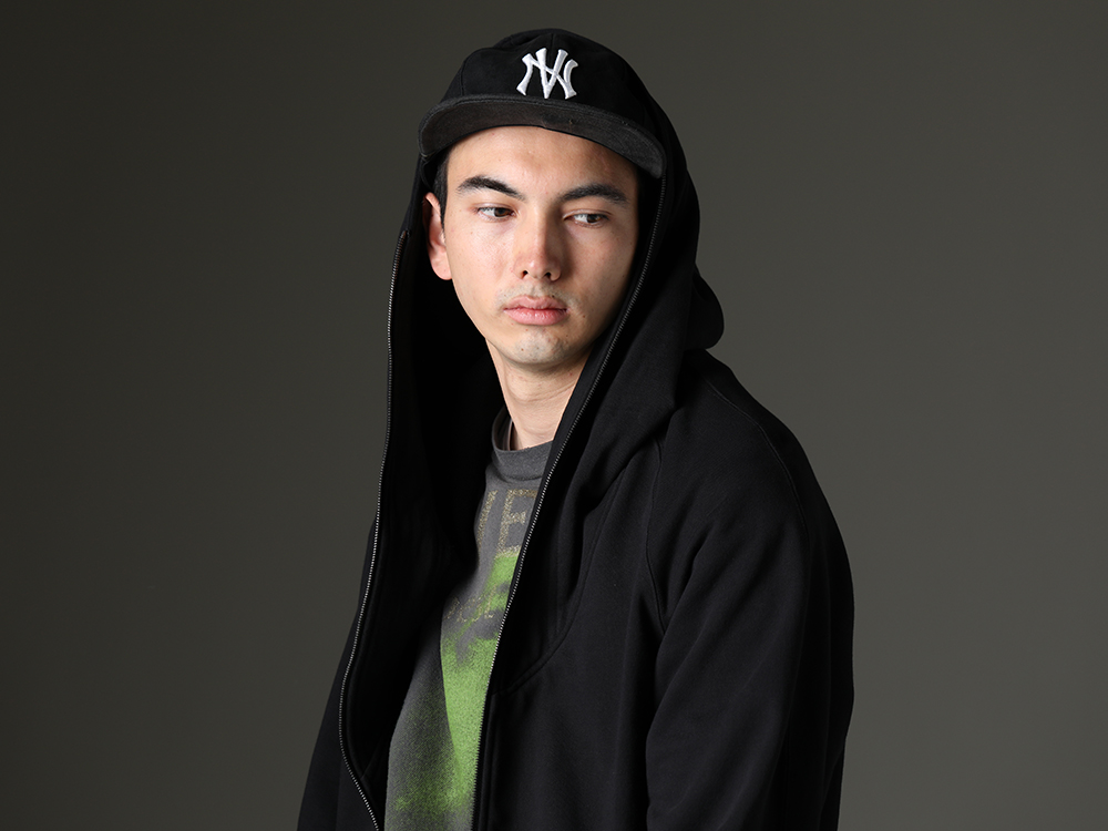 JULIUS - ユリウス / SAINT M×××××× - セントマイケル / ニュークリア - NVCLEAR 細かなディテールが着こなしにバリエーションを生む - 819CUM1-black(フロントジップ スウェットフーディー ブラック) SM-S23-0000-085(SAINT M×××××× - セントマイケル × ベルベルジン REVENGE ショートスリーブTシャツ) NV_002-Black-Dye(NVロゴ フロント アーミーコットンキャップ ブラックダイ) - 2-008