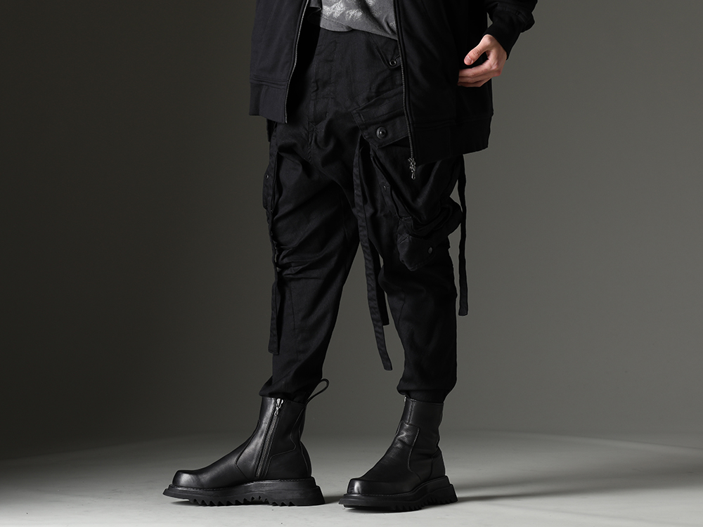 JULIUS - ユリウス 全体のシルエットバランスと情報量を意識 - 818PAM15-BK(The R 別注 10.5oz ストレッチデニム ガスマスク カーゴパンツ) 807FWM2(カウスキン サイドジップブーツ) - 3-001