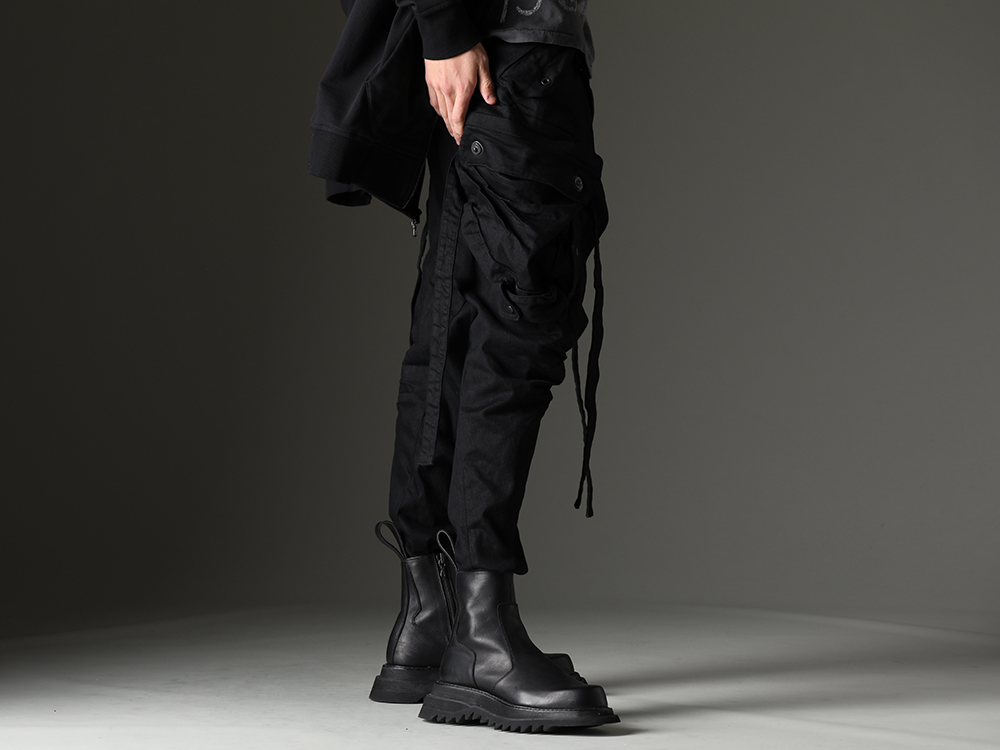 JULIUS - ユリウス 全体のシルエットバランスと情報量を意識 - 818PAM15-BK(The R 別注 10.5oz ストレッチデニム ガスマスク カーゴパンツ) 807FWM2(カウスキン サイドジップブーツ) - 3-002
