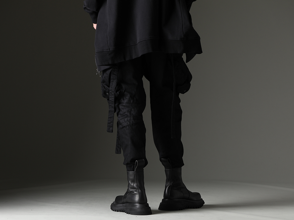 JULIUS - ユリウス 全体のシルエットバランスと情報量を意識 - 818PAM15-BK(The R 別注 10.5oz ストレッチデニム ガスマスク カーゴパンツ) 807FWM2(カウスキン サイドジップブーツ) - 3-003