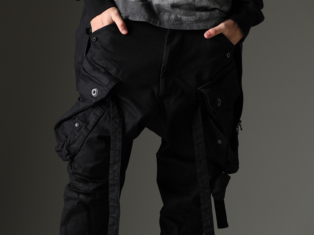 JULIUS - ユリウス 全体のシルエットバランスと情報量を意識 - 818PAM15-BK(The R 別注 10.5oz ストレッチデニム ガスマスク カーゴパンツ) - 3-004