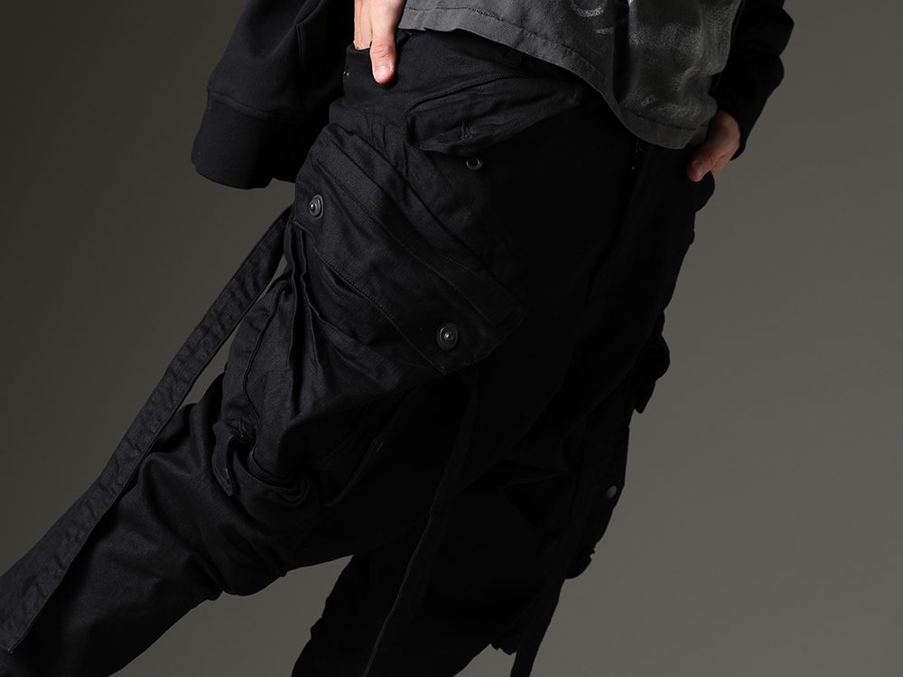 JULIUS - ユリウス 全体のシルエットバランスと情報量を意識 - 818PAM15-BK(The R 別注 10.5oz ストレッチデニム ガスマスク カーゴパンツ) - 3-005
