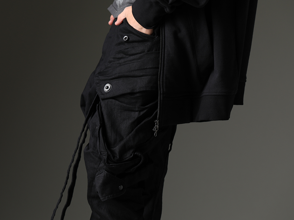 JULIUS - ユリウス 全体のシルエットバランスと情報量を意識 - 818PAM15-BK(The R 別注 10.5oz ストレッチデニム ガスマスク カーゴパンツ) - 3-006