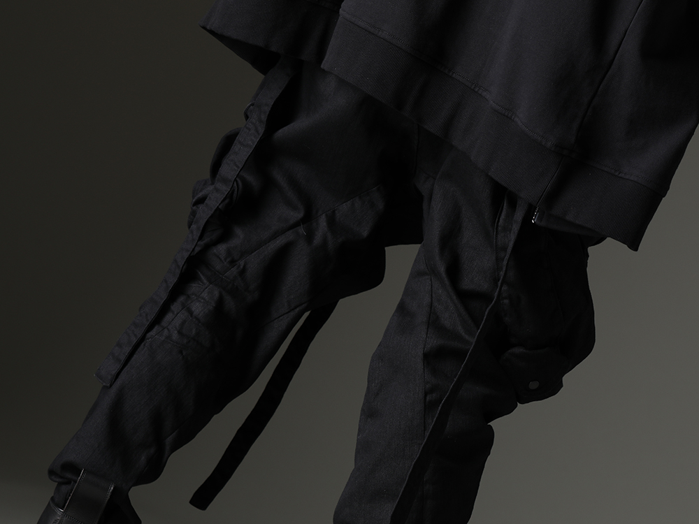 JULIUS - ユリウス 全体のシルエットバランスと情報量を意識 - 818PAM15-BK(The R 別注 10.5oz ストレッチデニム ガスマスク カーゴパンツ) - 3-007