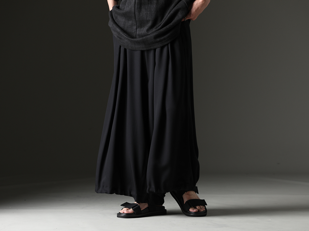 kiryuyrik / UMA WANG Relaxed style completed with combination of kiryuyrik and UMA WANG. - KP-HP43-907(Sharring Wide Tuck Slacks) US9561-Black(Mens Sandal Black) - 3-001