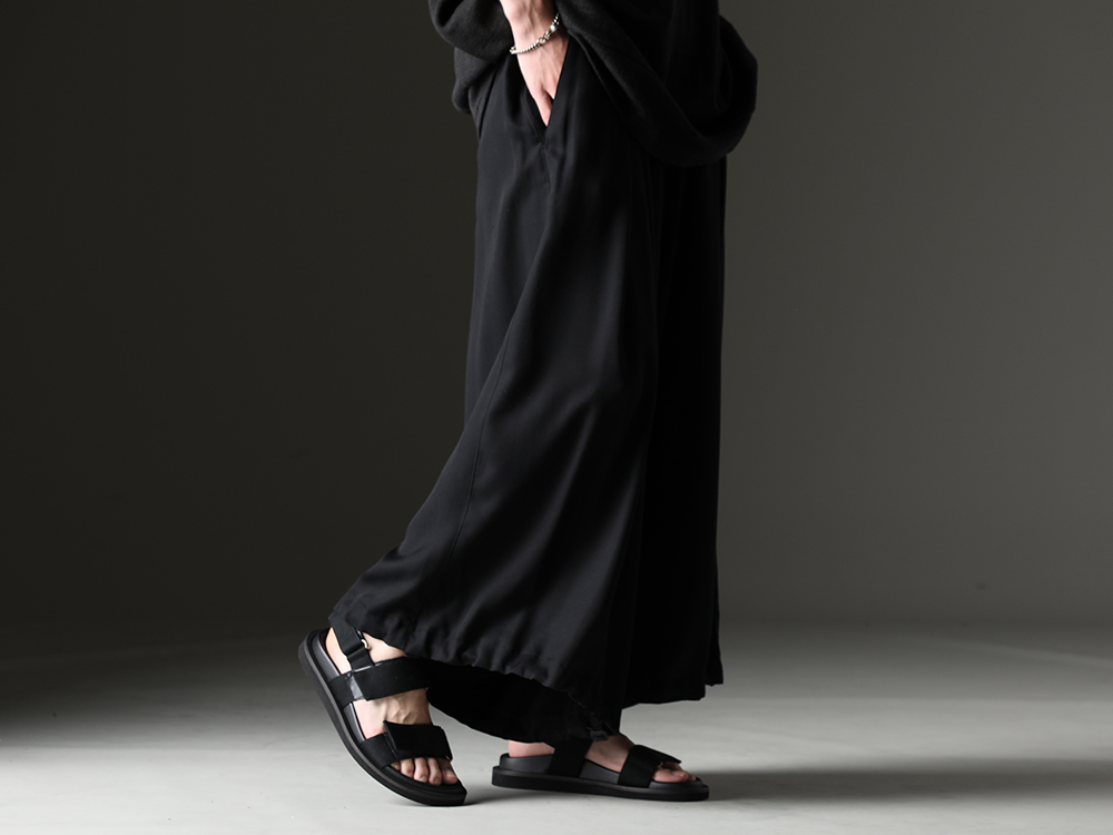 kiryuyrik / UMA WANG Relaxed style completed with combination of kiryuyrik and UMA WANG. - KP-HP43-907(Sharring Wide Tuck Slacks) US9561-Black(Mens Sandal Black) - 3-002