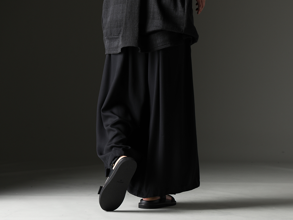 kiryuyrik / UMA WANG Relaxed style completed with combination of kiryuyrik and UMA WANG. - KP-HP43-907(Sharring Wide Tuck Slacks) US9561-Black(Mens Sandal Black) - 3-003