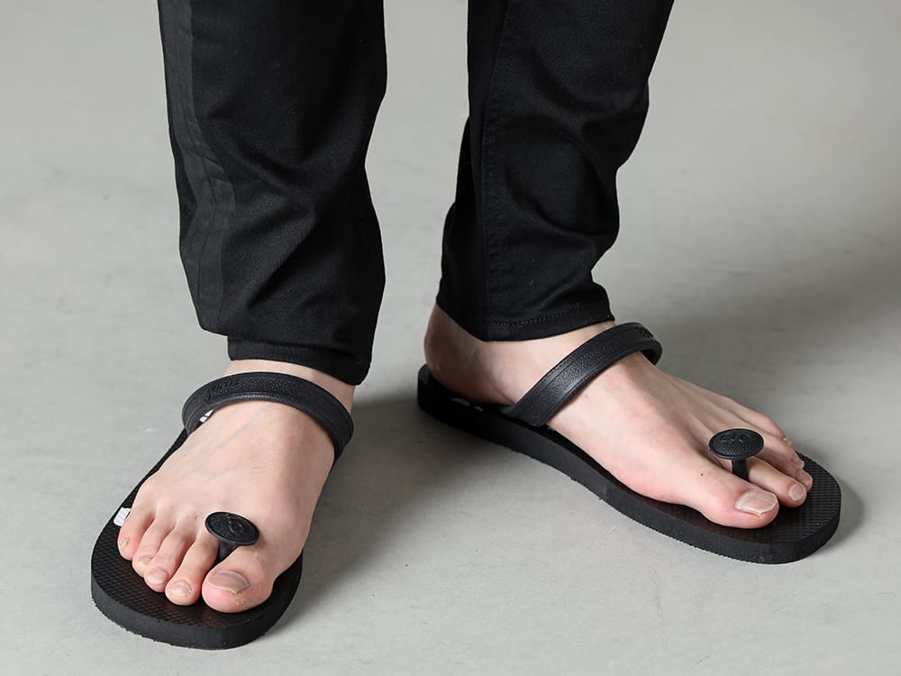 TAKAHIROMIYASHITATheSoloist 2023SS Slim easy pants with rubber paint lines- RW-508 - Line Slim Easy Dust Black - sgf.0001SS23 - natural material sandals. 3-005