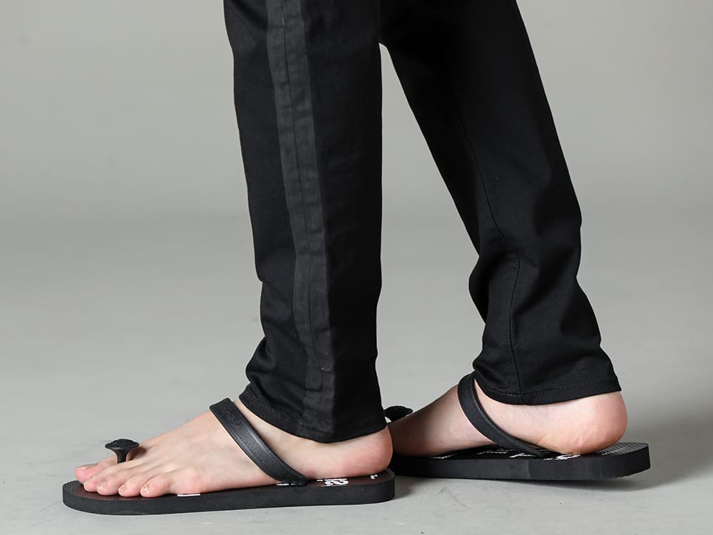 TAKAHIROMIYASHITATheSoloist 2023SS Slim easy pants with rubber paint lines- RW-508 - Line Slim Easy Dust Black - sgf.0001SS23 - natural material sandals. 3-006