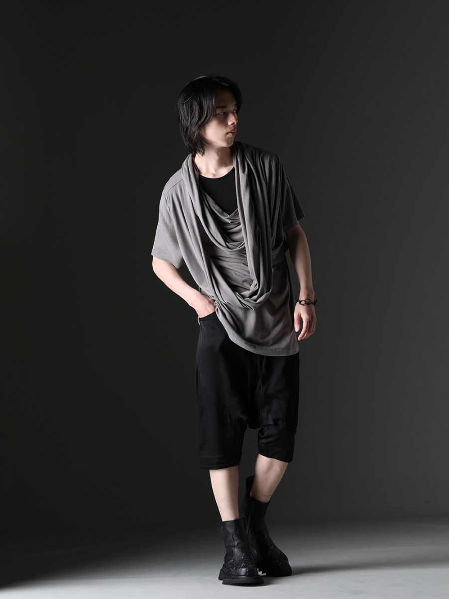 JULIUS / D.HYGEN - Spend the summer comfortably wearing T-shirts featuring distinctive designs from each brand. - 819CUM5-gray(Cotton/Cupro Jersey Drape Neck Short Sleeve T-Shirt Gray) ST101-1123S-Black(Cotton And Rayon Ribbed Tank Top Black) 817PAM11(Cupro/Cotton/Linen Satin Sarouel Shorts) 807FWM2-P(Cow Skin Painted Side Zip Boots) - 1-003