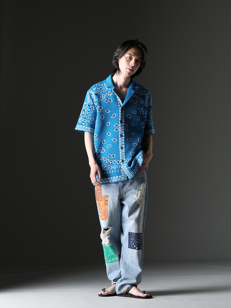 ALANUI / TAKAHIROMIYASHITATheSoloist. styling - Casual style with a resort-like feel and beautiful bright colors. Street style mainly composed of black - LMHS23-022(Bandana Piquet Shirt Blue Swim Multi) LMYS23-200(Baggy Denim Patchwork Jeans) sgf.0001SS23(natural material sandals.) - 3-001