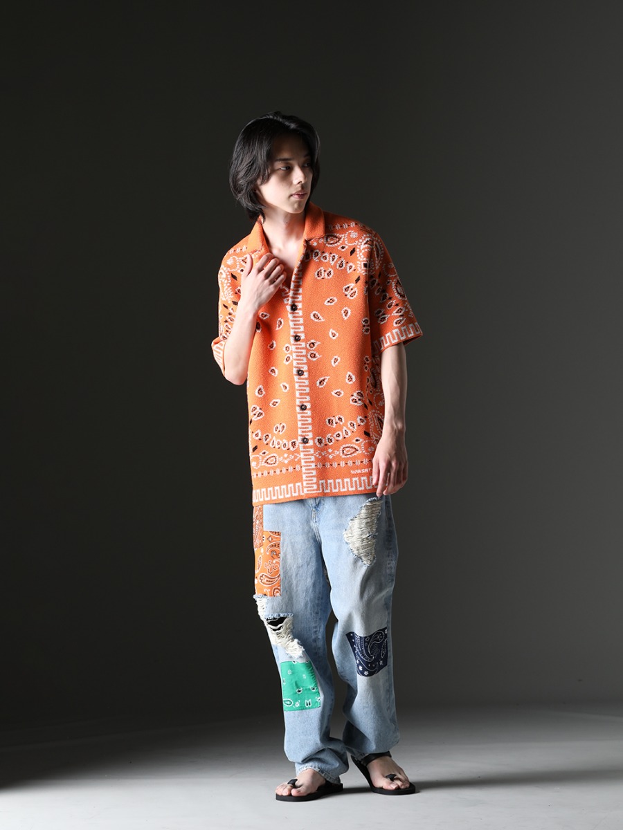 ALANUI / TAKAHIROMIYASHITATheSoloist. - Street style mainly composed of black - LMHS23-019(Bandana Piquet Shirt Tiger Lily) LMYS23-200(Baggy Denim Patchwork Jeans) sgf.0001SS23(natural material sandals.) - 3-004