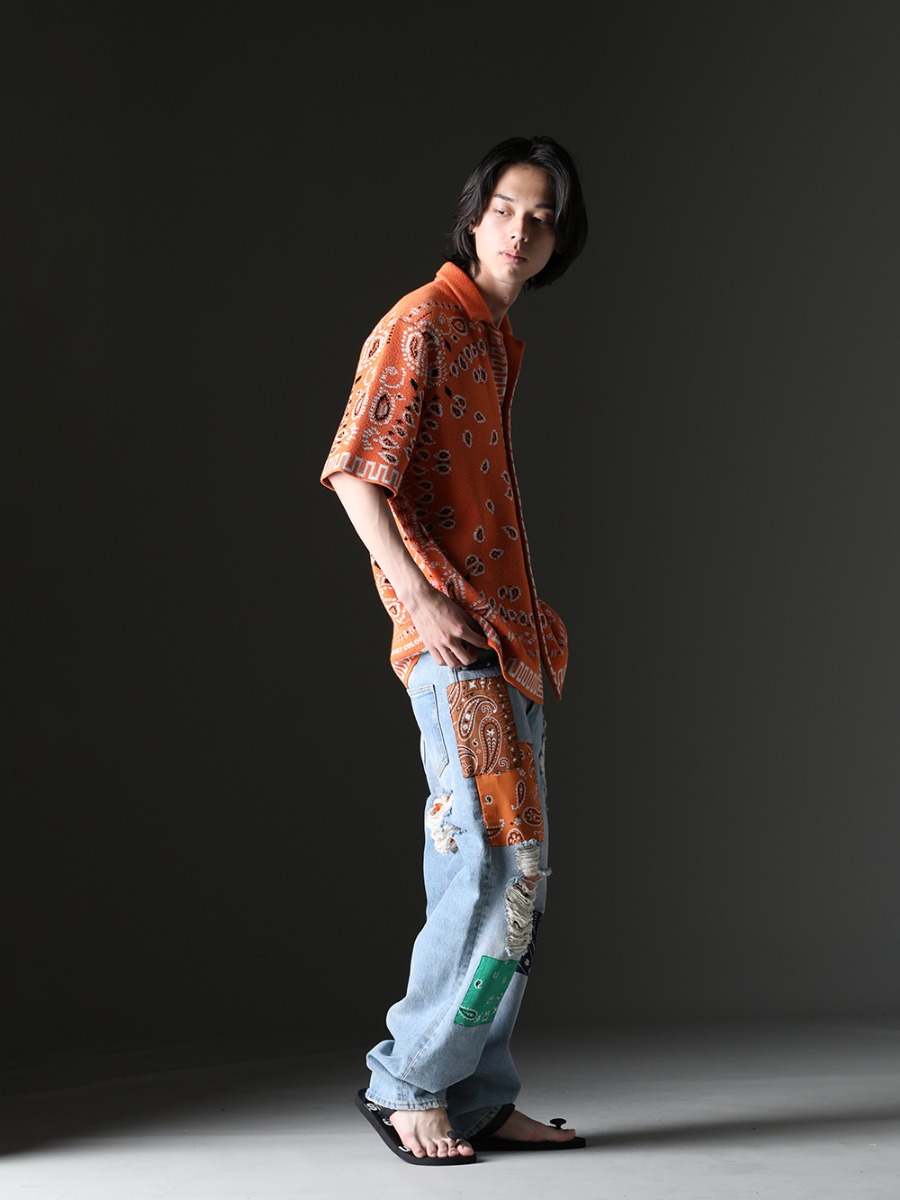 ALANUI / TAKAHIROMIYASHITATheSoloist. - Street style mainly composed of black - LMHS23-019(Bandana Piquet Shirt Tiger Lily) LMYS23-200(Baggy Denim Patchwork Jeans) sgf.0001SS23(natural material sandals.) - 3-005