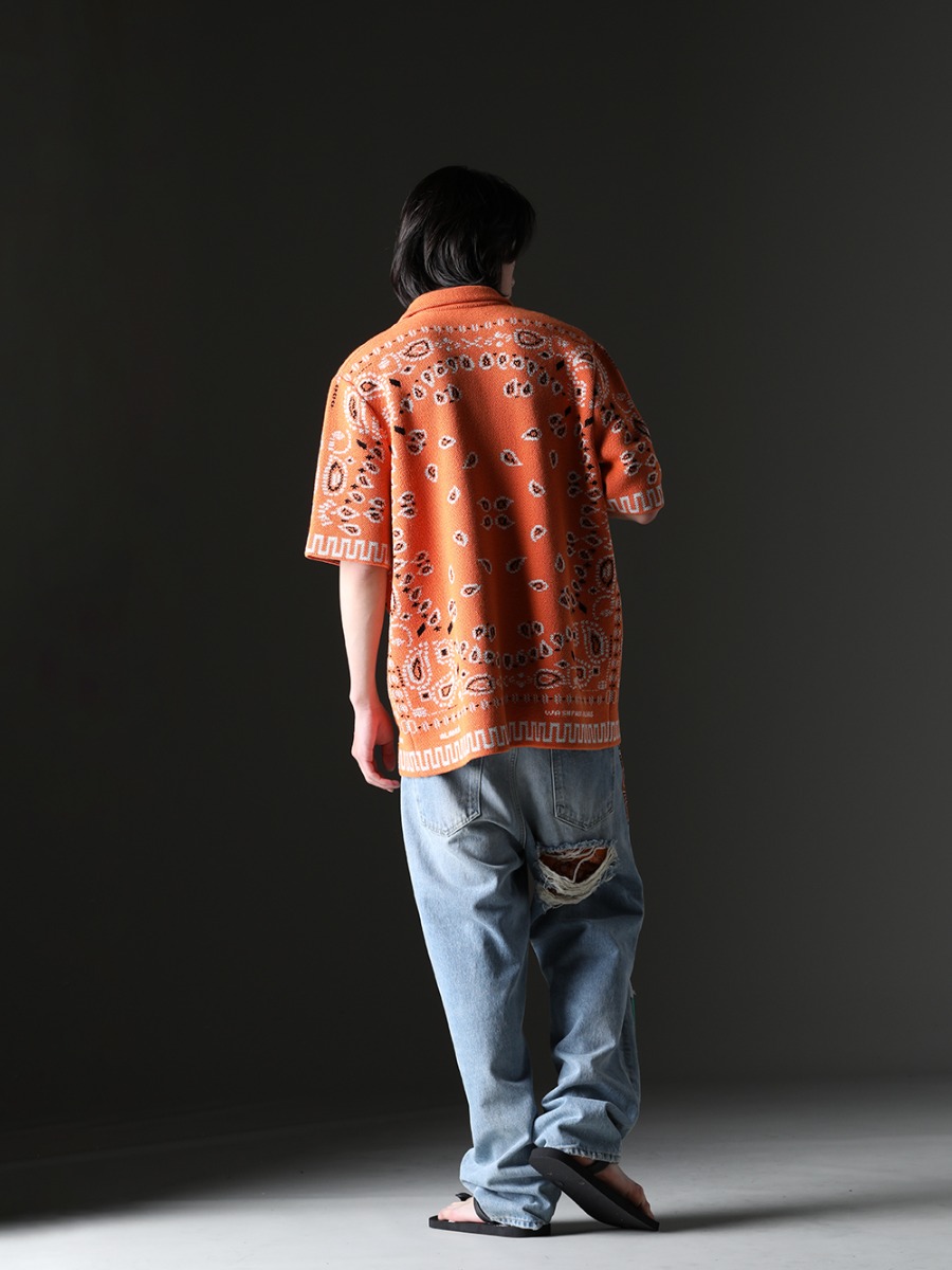 ALANUI / TAKAHIROMIYASHITATheSoloist. - Street style mainly composed of black - LMHS23-019(Bandana Piquet Shirt Tiger Lily) LMYS23-200(Baggy Denim Patchwork Jeans) sgf.0001SS23(natural material sandals.) - 3-006