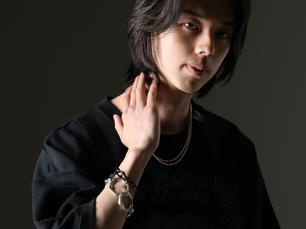 TAKAHIROMIYASHITATheSoloist. - A bracelet with a bone shape design that is typical of the brand - sa.0037SS23-Silver(bone shaped carabiner bracelet.-L- Silver) sa.0036SS23-Black(bone shaped carabiner bracelet.-S- Black) - 3-003