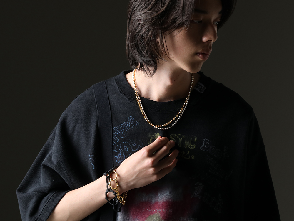 TAKAHIROMIYASHITATheSoloist. - A bracelet with a bone shape design that is typical of the brand - sa.0037SS23-Black(bone shaped carabiner bracelet.-L- Black) sa.0036SS23-Gold(bone shaped carabiner bracelet.-S- Gold) - 3-005