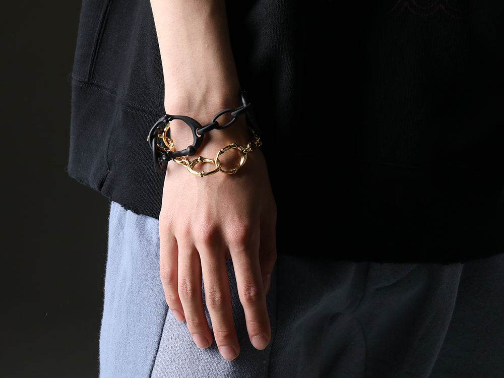 TAKAHIROMIYASHITATheSoloist. - A bracelet with a bone shape design that is typical of the brand - sa.0037SS23-Black(bone shaped carabiner bracelet.-L- Black) sa.0036SS23-Gold(bone shaped carabiner bracelet.-S- Gold) - 3-006