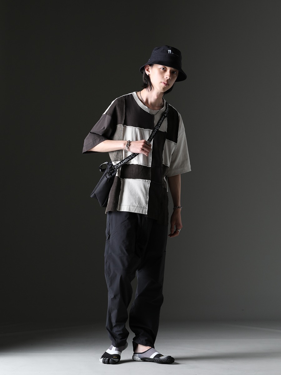 ZIGGY CHEN / 11 by Boris Bidjan Saberi / RAMIDUS / WERKSTATT:MÜNCHEN / TAKAHIROMIYASHITATheSoloist. styling - A T-shirt with a distinctive switchover design is the main item for summer wear with items that can be worn roughly. The look is rough, yet has a sense of individuality. - 0M2310212(Assymetrical Patchwork T-Shirt) ST-BUCKET-GORE-TEX-11XNE(11 by BBS × New Era - BUCKET GORE-TEX) B008041(RAMIDUS 2WAY POUCH (M)) M3851(Choker Faith Love Hope) 14M2591(Bracelet Tag) 15M1001(Signet Ring Oval Hammered) 15M2633(Bracelet Wild Links Closure) M2211(Bracelet Crossed) 14M1370(Ring Mixed Chain) P22-F1343-Black(P22 F1343 Black) sf.0008SS23-Black(nin-sabo-soloist.(fivefinger slip on) Black) - 1-001