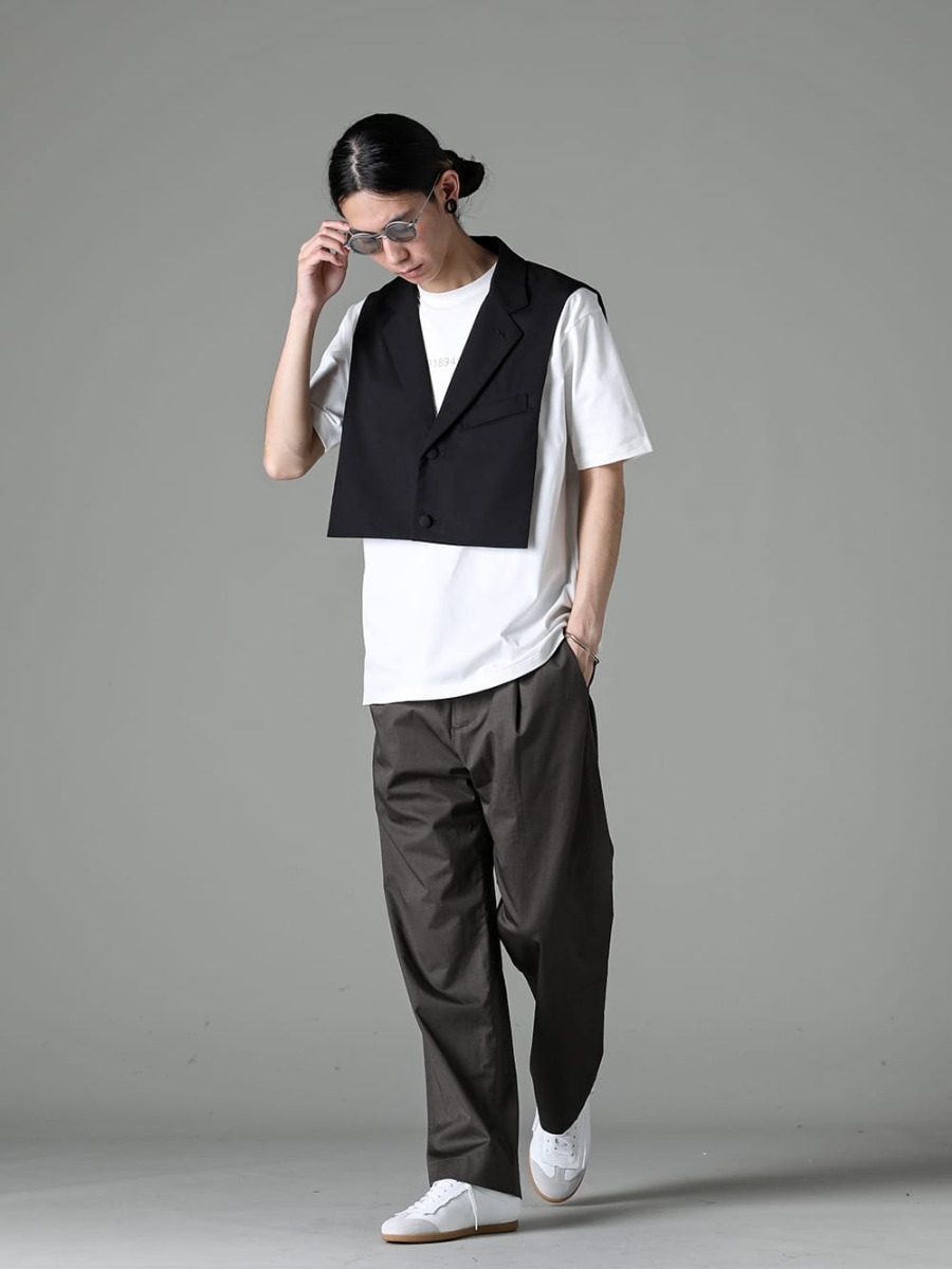 The Viridi-anne 2023SS Styling - Composed of items from TAKAHIROMIYASHITATheSoloist, IRENISA, Maison Margiela, RIGARDS, and WERKSTATT:MÜNCHEN, centered around a short sleeve printed T-shirt from the new The Viridi-anne 23SS collection. A clean summer style with a mix of brands. Today's styling is mainly based on the 40size T-shirt. - VI-3609-01-Off-White - Short Sleeve Printed T-Shirt Off White - sj.0015SS23 - notched lapel attachment jacket. - IH-23SS-P022-CSS-Olive Charcoal - Semi Flared Relaxed Pants Olive Charcoal - S57WS0465 - Feather Light 1-001