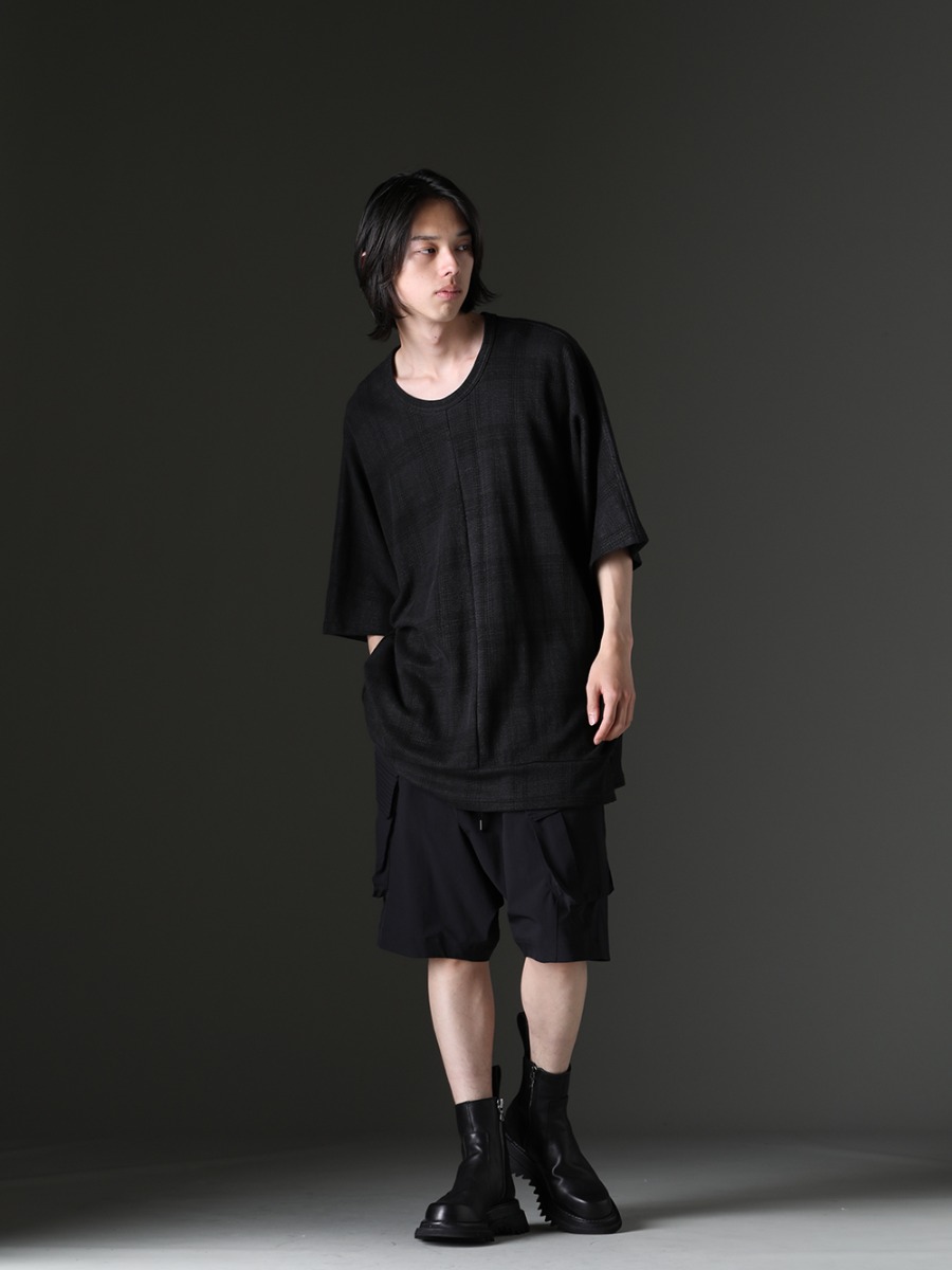 nude:masahiko maruyama / DEVOA / JULIUS STYLING - Styling with relaxed oversized cutsew Styling that creates a casual yet fashionable look. - NU-1687(Oversized Short Sleeve T-Shirt) PTI-SDDH(Cargo short pants schoeller-dynamic) 807FWM2(Cow Skin Side Zip Boots) - 1-001