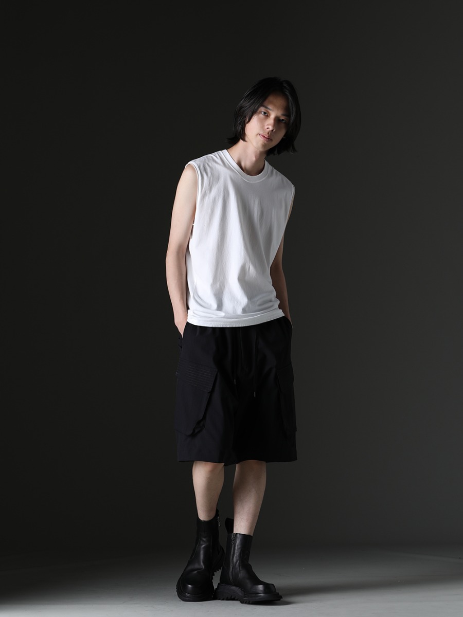 nude:masahiko maruyama / DEVOA / JULIUS STYLING - Summer style with sleeveless cutsew. Styling that creates a casual yet fashionable look. - NU-1677-OffWhite(Sleeveless Back Print T-Shirt Off White) PTI-SDDH(Cargo short pants schoeller-dynamic) 807FWM2(Cow Skin Side Zip Boots) - 1-003