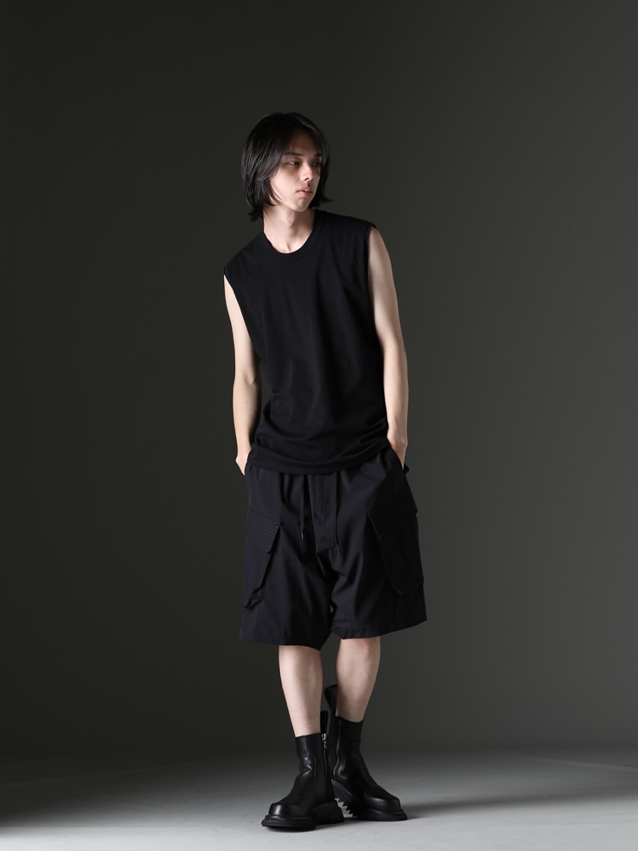 nude:masahiko maruyama / DEVOA / JULIUS - Styling that creates a casual yet fashionable look. - NU-1677(Sleeveless Back Print T-Shirt Black) PTI-SDDH(Cargo short pants schoeller-dynamic) 807FWM2(Cow Skin Side Zip Boots) - 1-005