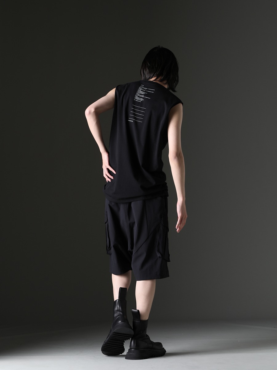 nude:masahiko maruyama / DEVOA / JULIUS - Styling that creates a casual yet fashionable look. - NU-1677(Sleeveless Back Print T-Shirt Black) PTI-SDDH(Cargo short pants schoeller-dynamic) 807FWM2(Cow Skin Side Zip Boots) - 1-006