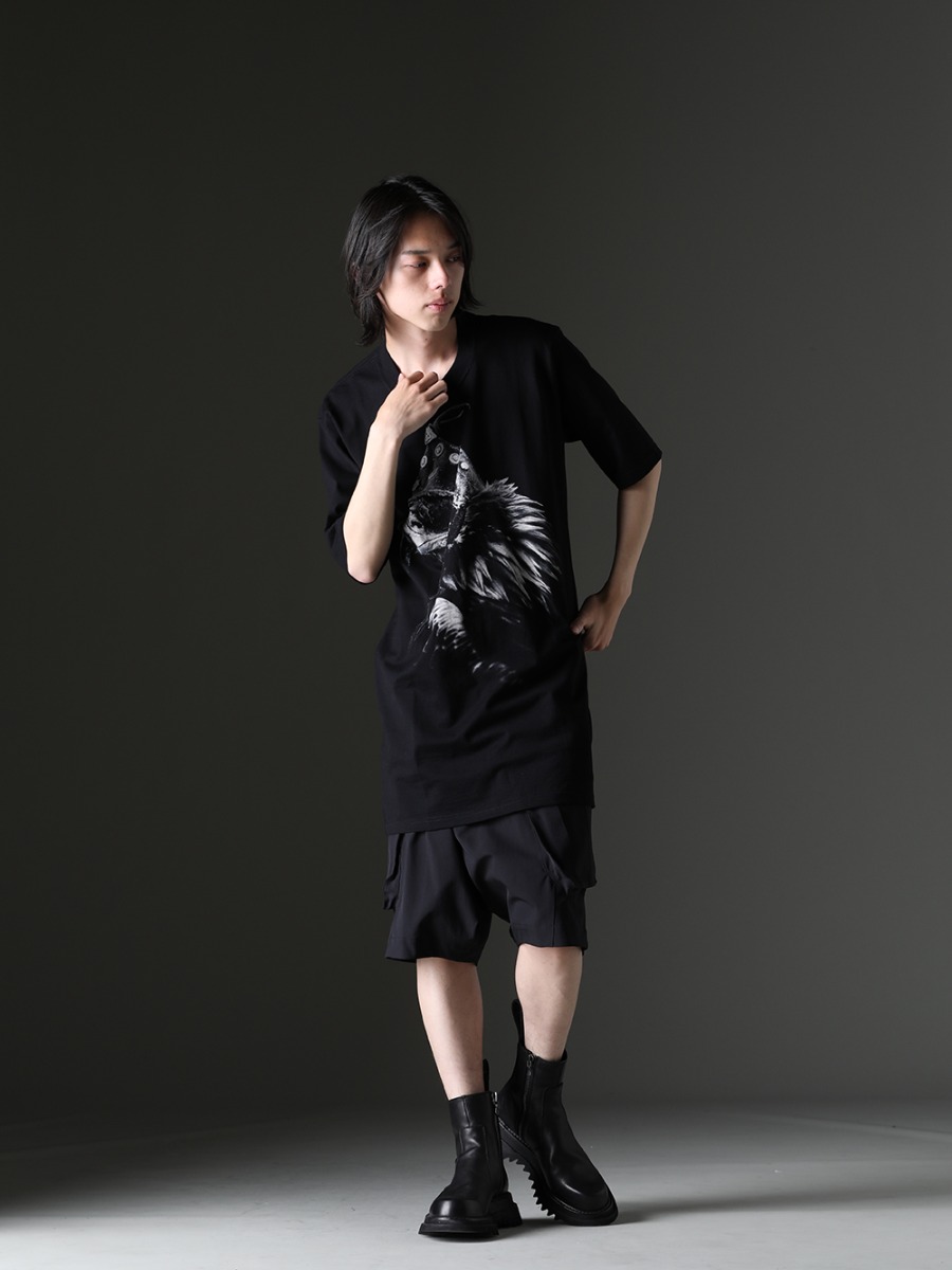 nude:masahiko maruyama / DEVOA / JULIUS STYLING - nude:masahiko maruyama T-shirt with distinctive graphic that expresses unique world view Styling that creates a casual yet fashionable look. - RN-002(OVER SIZE EAGLE PRINT SHORT SLEEVE T) PTI-SDDH(Cargo short pants schoeller-dynamic) 807FWM2(Cow Skin Side Zip Boots) - 1-007